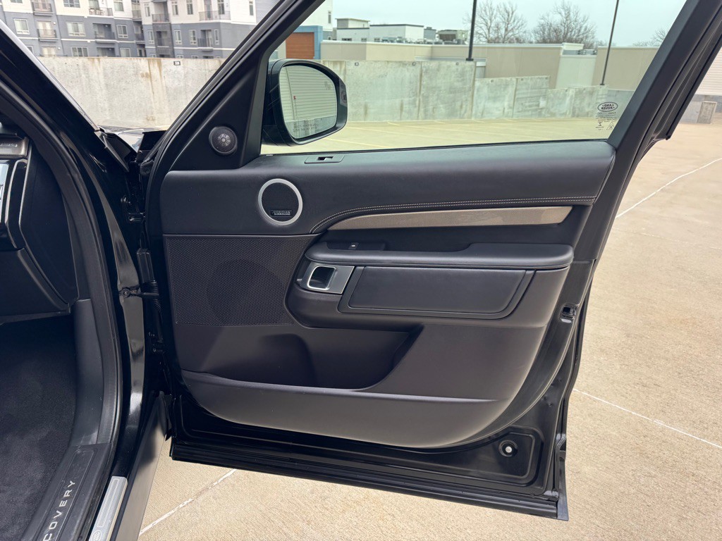 2017 Land Rover Discovery Image 32