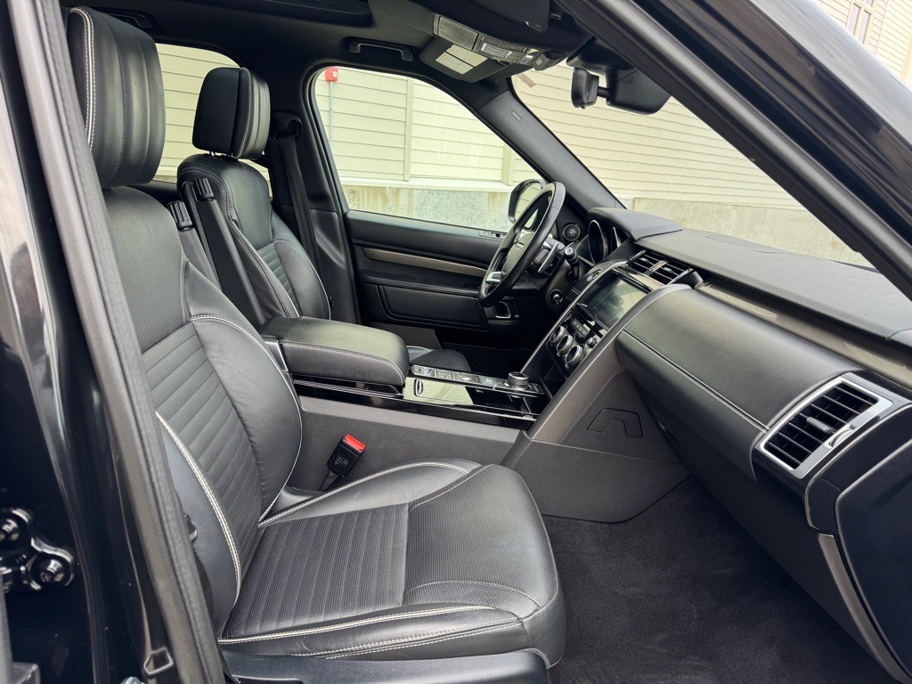 2017 Land Rover Discovery Image 33