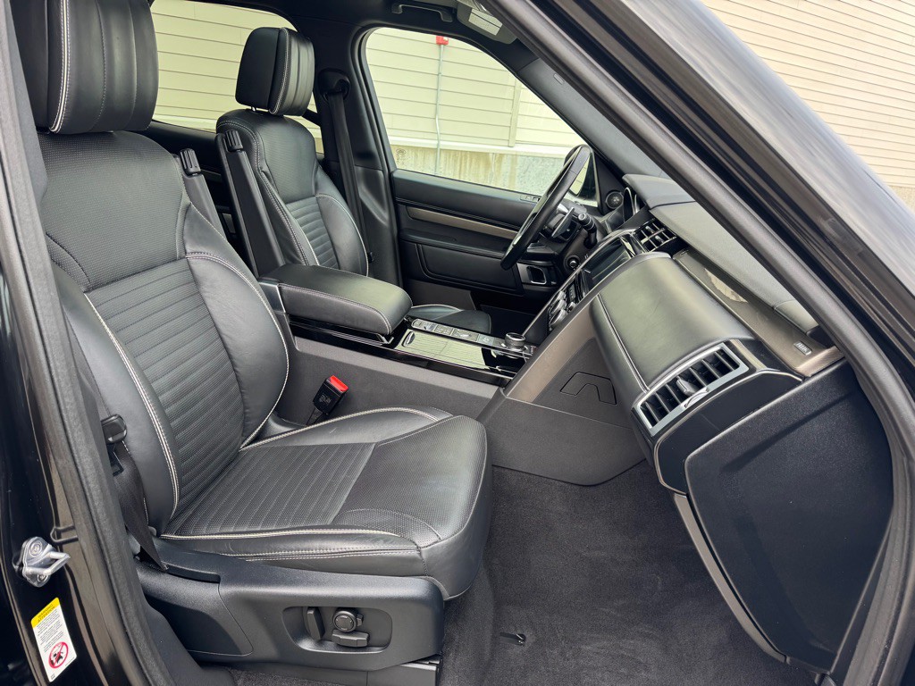 2017 Land Rover Discovery Image 34