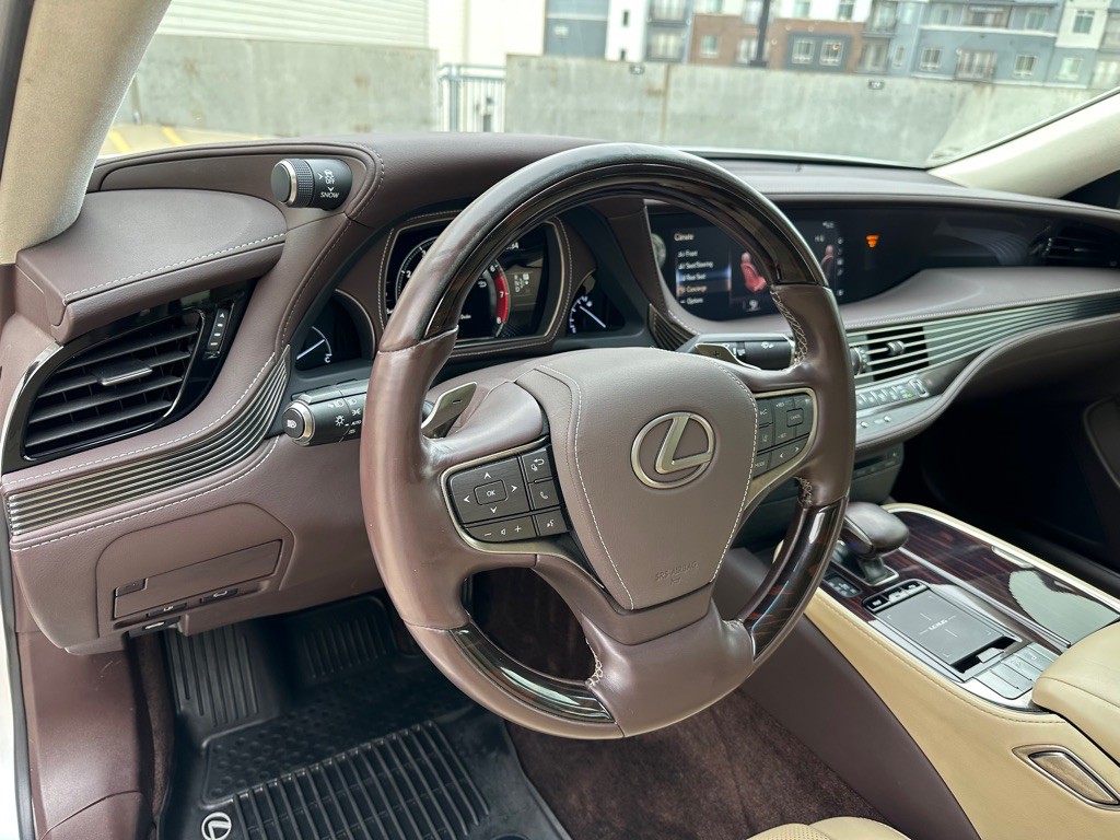 2018 Lexus LS Image 11