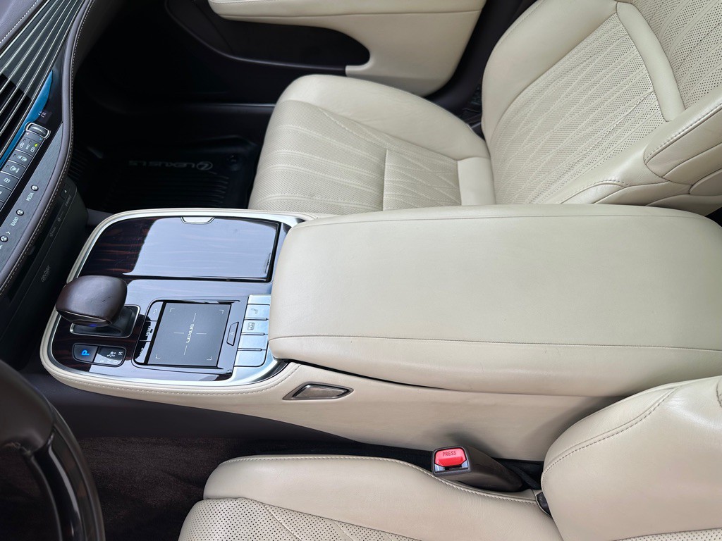 2018 Lexus LS Image 13