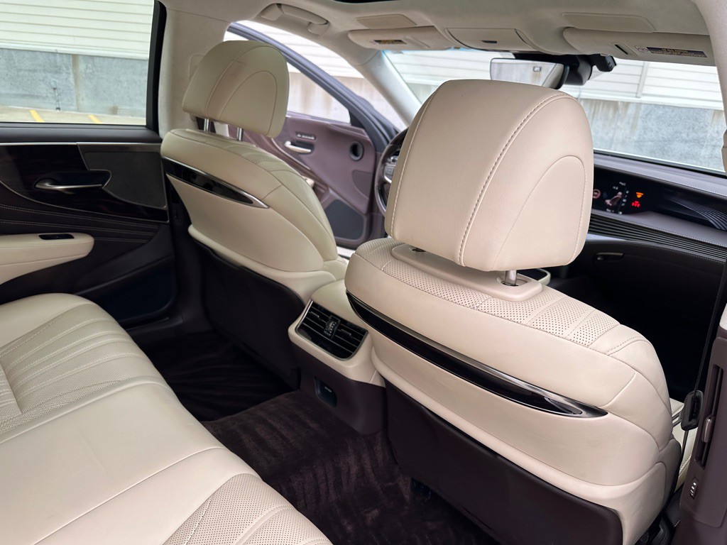 2018 Lexus LS Image 21