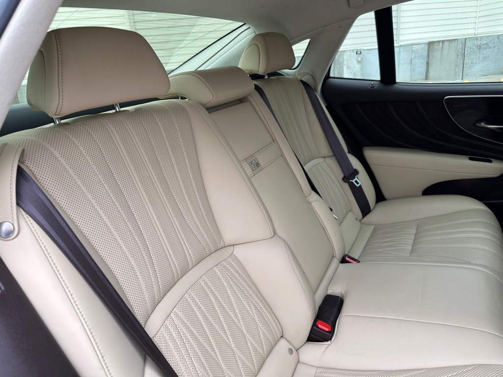 2018 Lexus LS Image 23