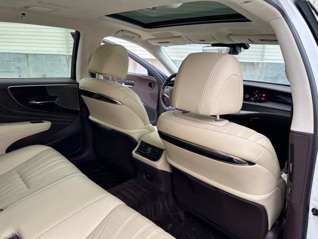 2018 Lexus LS Image 24