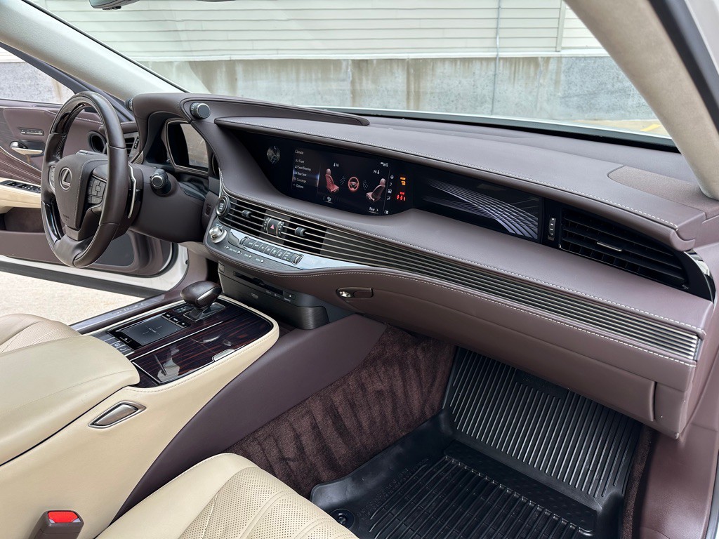 2018 Lexus LS Image 25