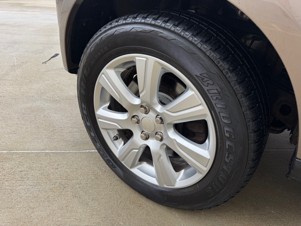 2015 Land Rover LR4 Image 11