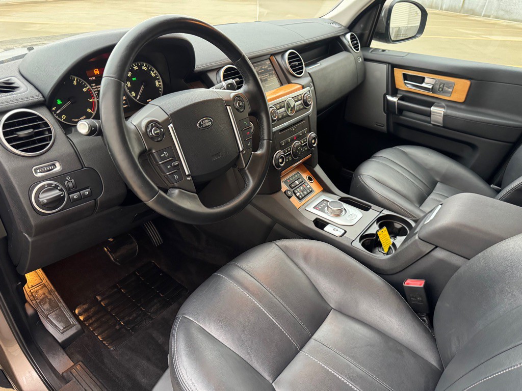 2015 Land Rover LR4 Image 15