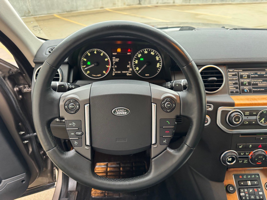 2015 Land Rover LR4 Image 17
