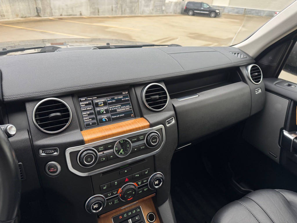 2015 Land Rover LR4 Image 19