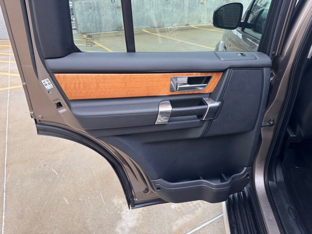 2015 Land Rover LR4 Image 25