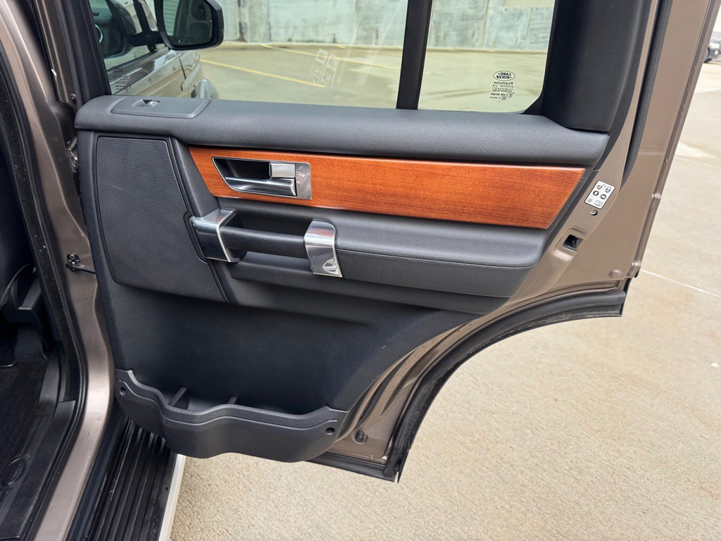 2015 Land Rover LR4 Image 30