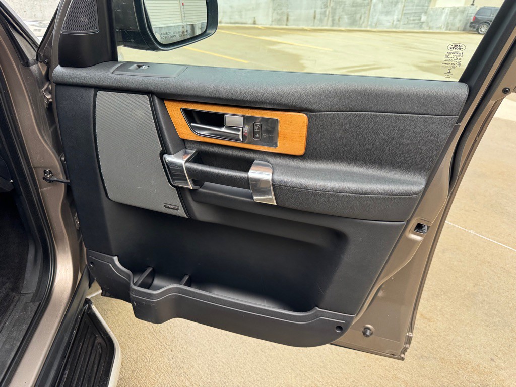 2015 Land Rover LR4 Image 33