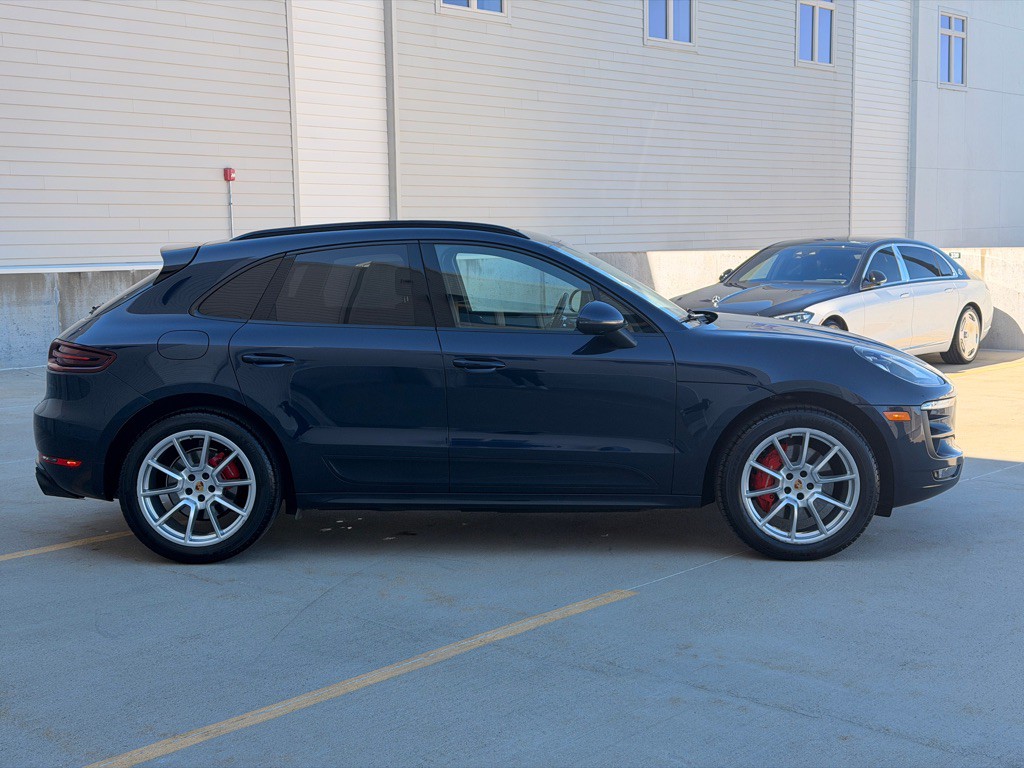 2017 Porsche Macan Image 2