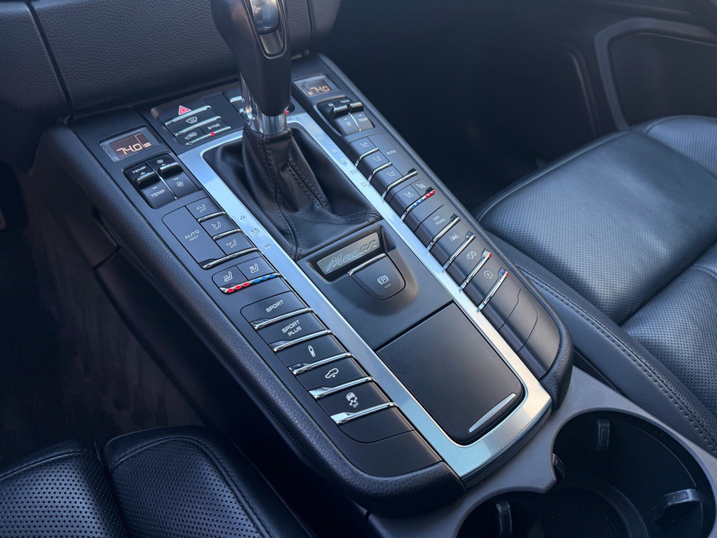 2017 Porsche Macan Image 12