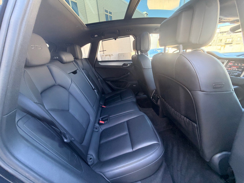 2017 Porsche Macan Image 18