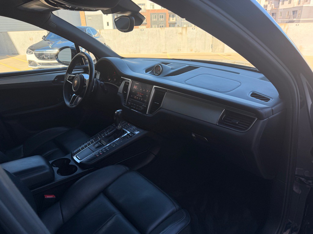2017 Porsche Macan Image 20