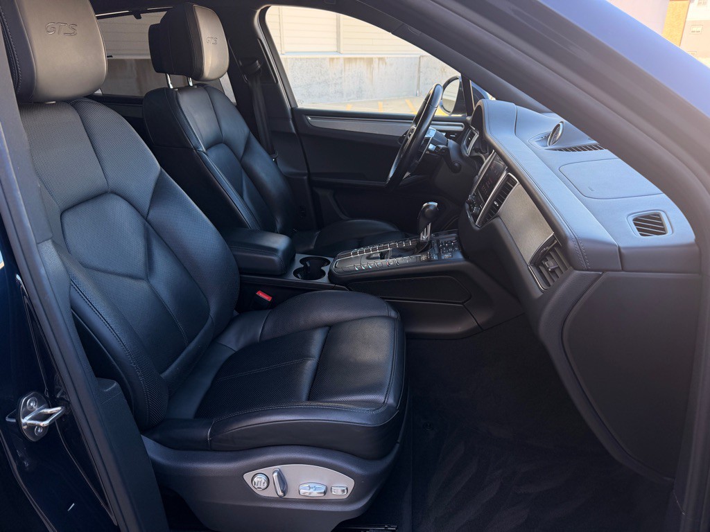 2017 Porsche Macan Image 21