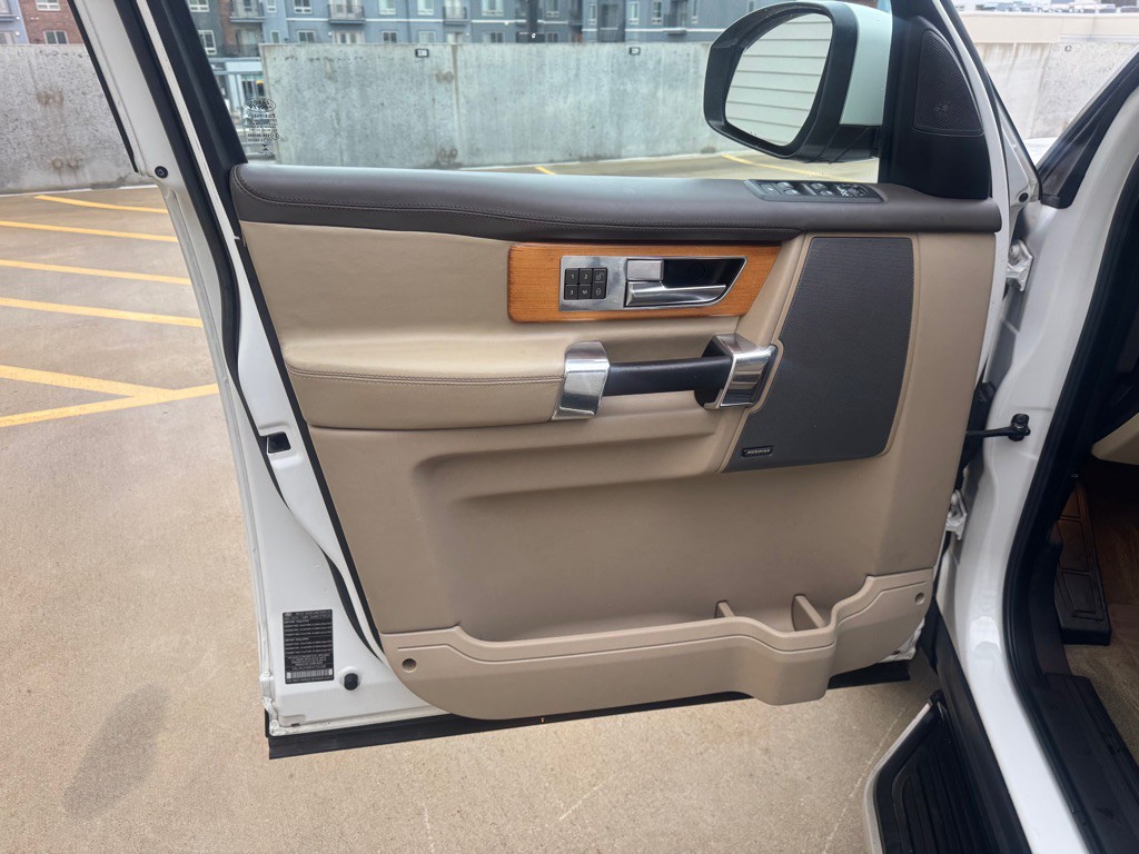 2015 Land Rover LR4 Image 10