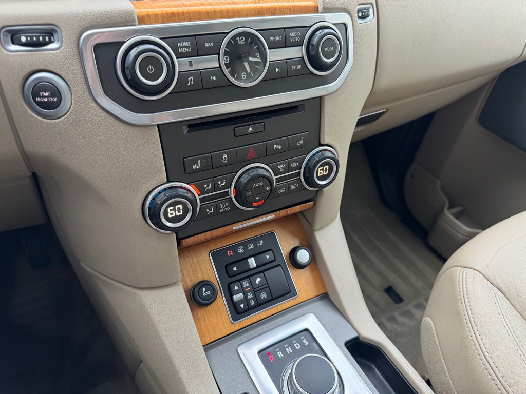 2015 Land Rover LR4 Image 21