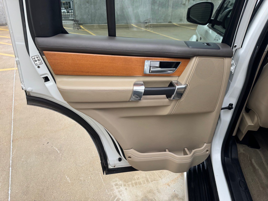 2015 Land Rover LR4 Image 24