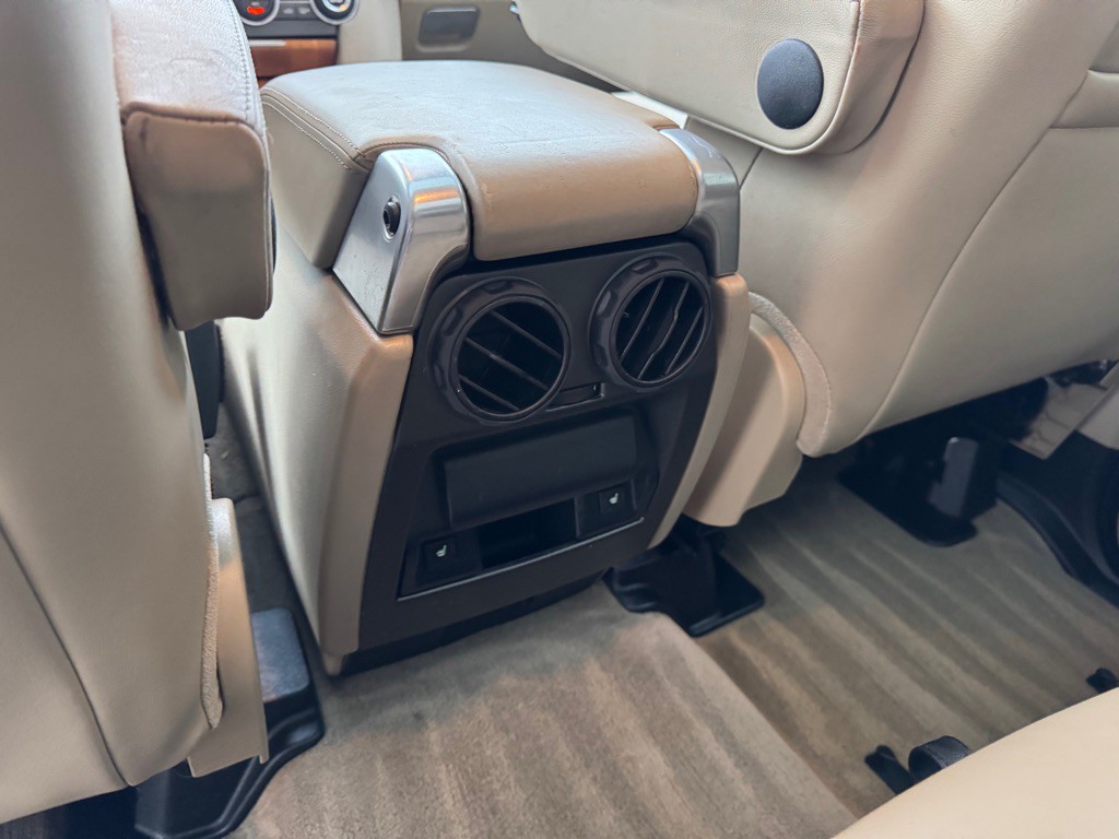 2015 Land Rover LR4 Image 26