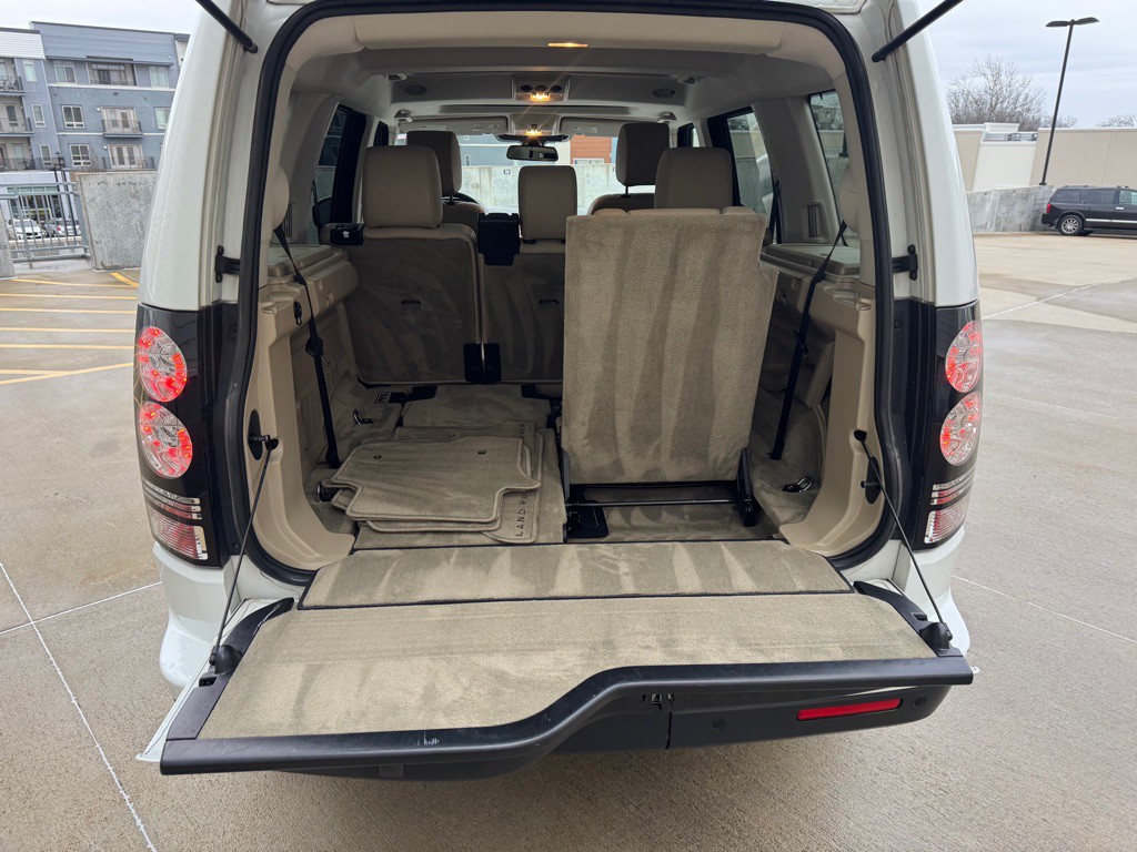 2015 Land Rover LR4 Image 28