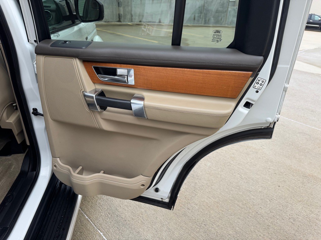 2015 Land Rover LR4 Image 29