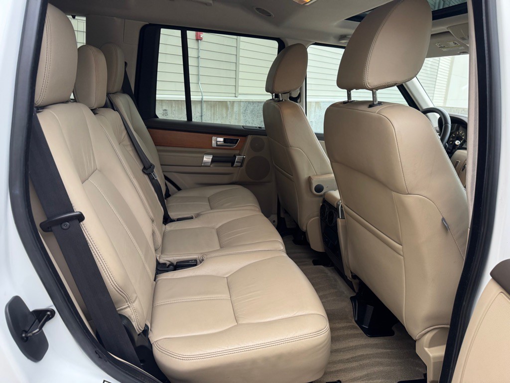 2015 Land Rover LR4 Image 30