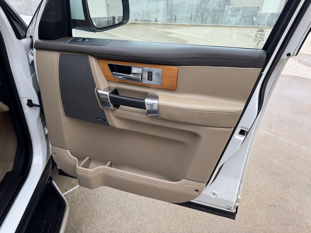 2015 Land Rover LR4 Image 32