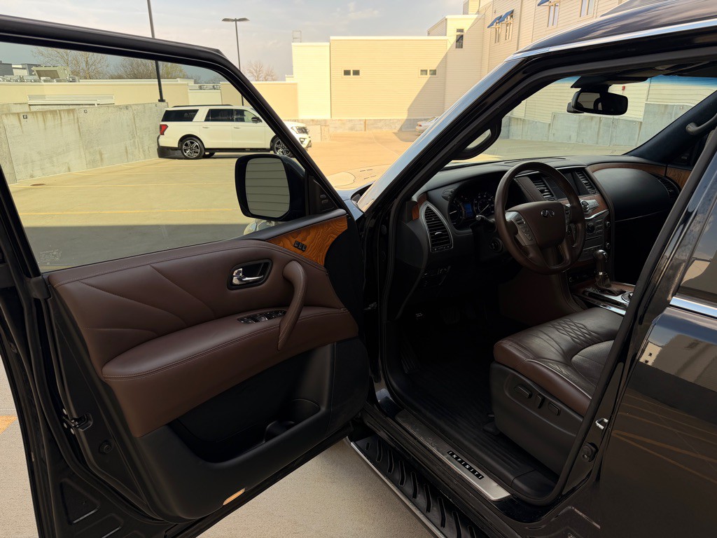 2017 INFINITI QX80 Image 9