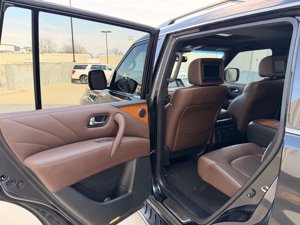 2017 INFINITI QX80 Image 16