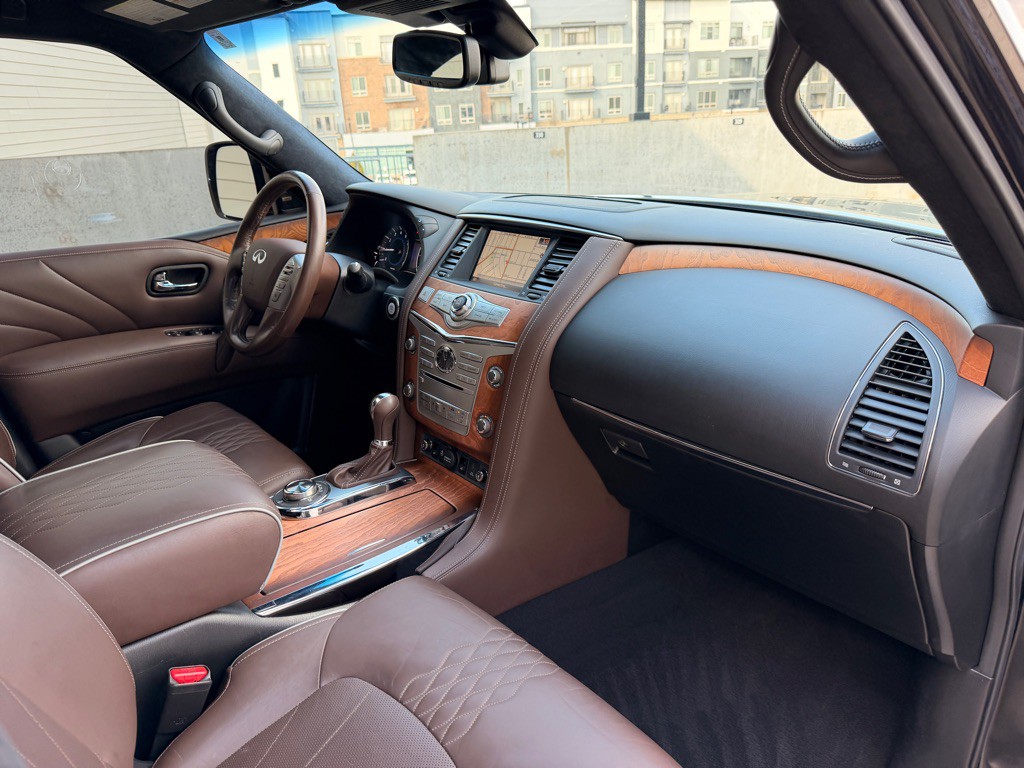 2017 INFINITI QX80 Image 24