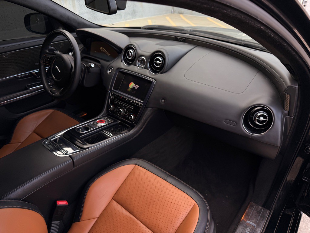 2014 Jaguar XJ Image 17