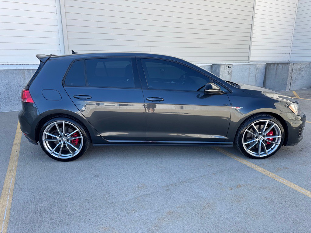 2017 Volkswagen GTI Image 2