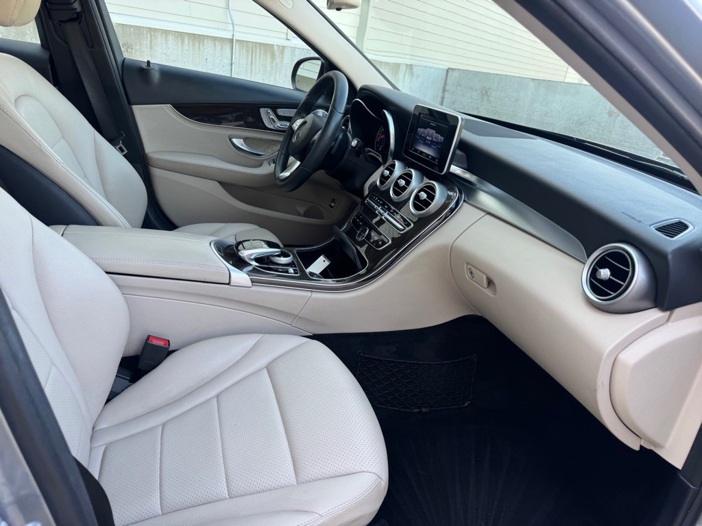 2015 Mercedes-Benz C-Class Image 28