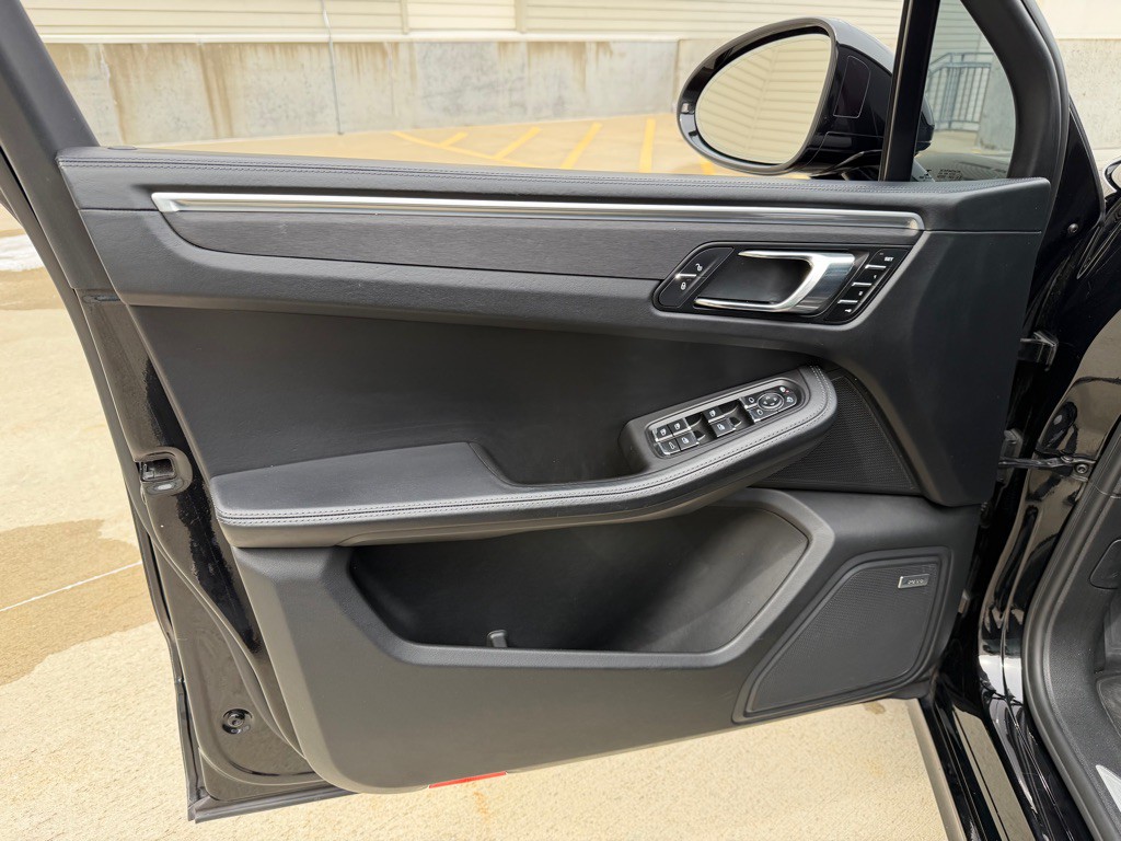 2017 Porsche Macan Image 11