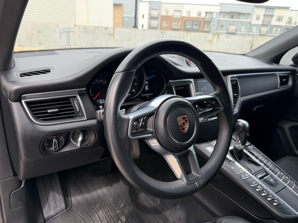 2017 Porsche Macan Image 12