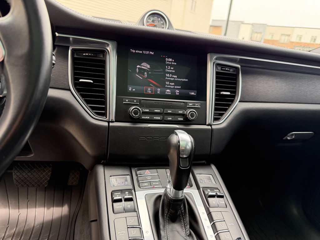 2017 Porsche Macan Image 13