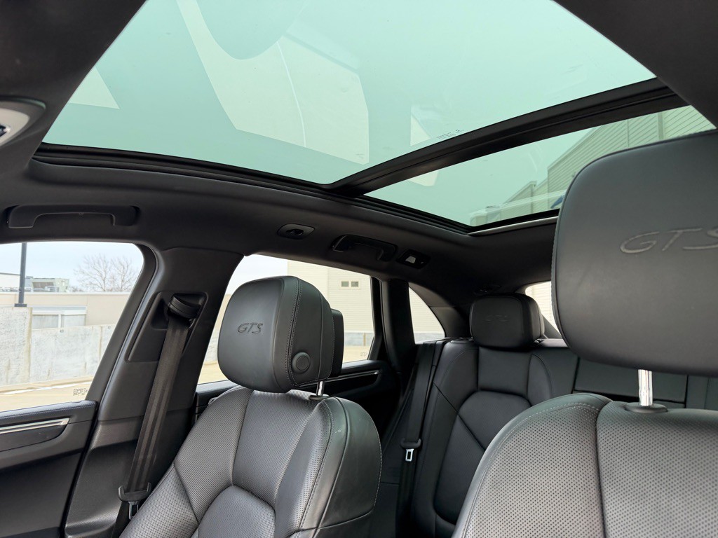 2017 Porsche Macan Image 17