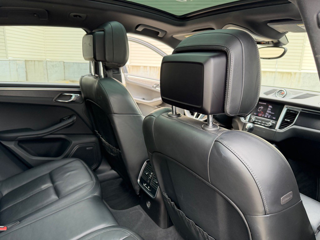2017 Porsche Macan Image 21
