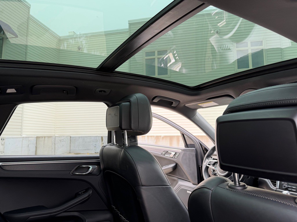 2017 Porsche Macan Image 24