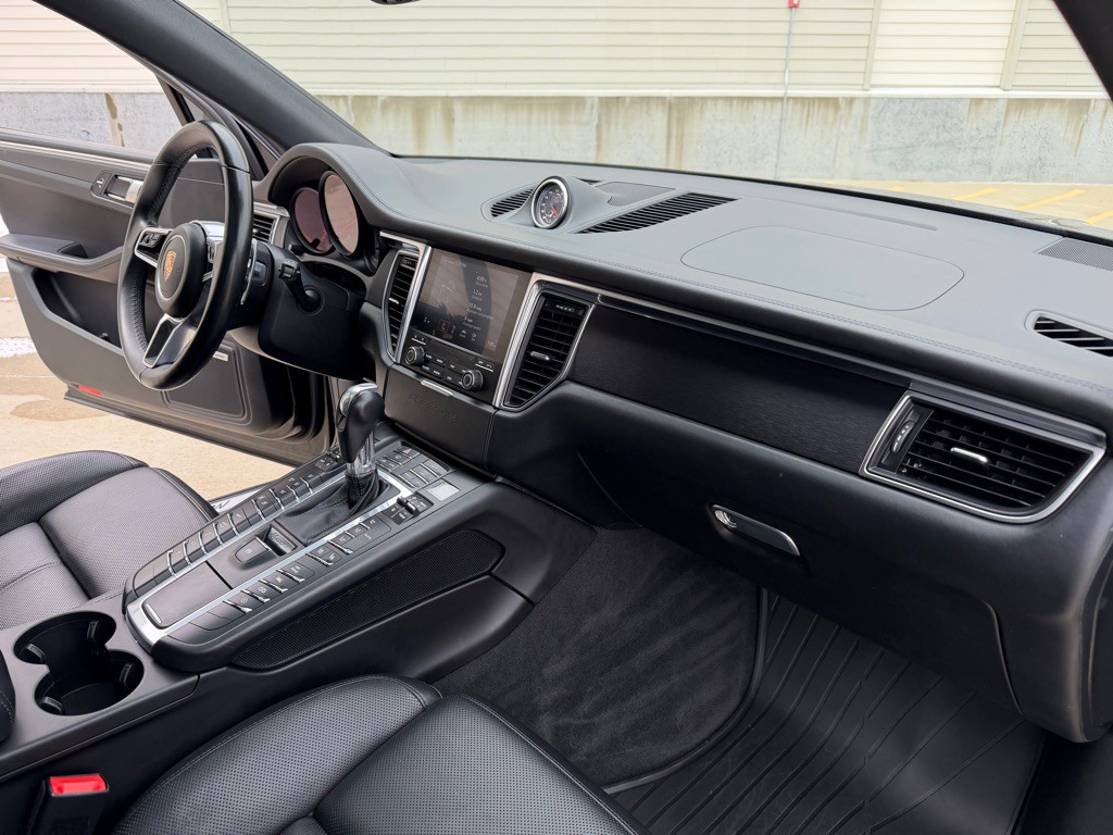2017 Porsche Macan Image 25