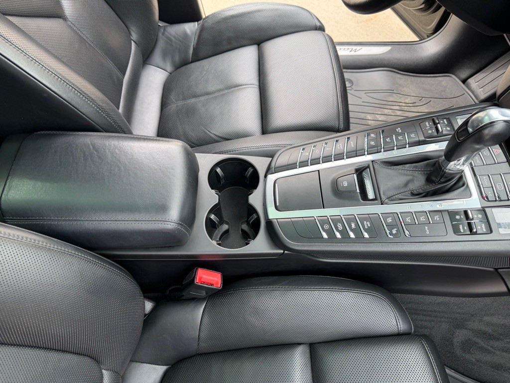 2017 Porsche Macan Image 26