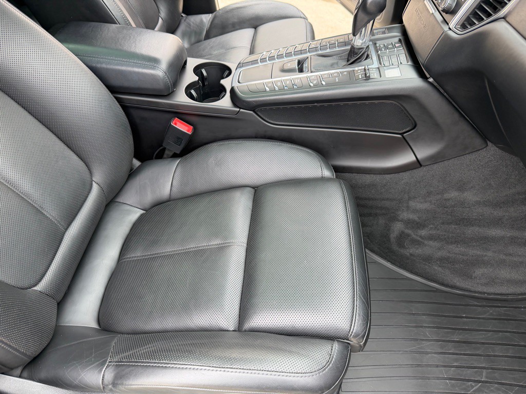 2017 Porsche Macan Image 27