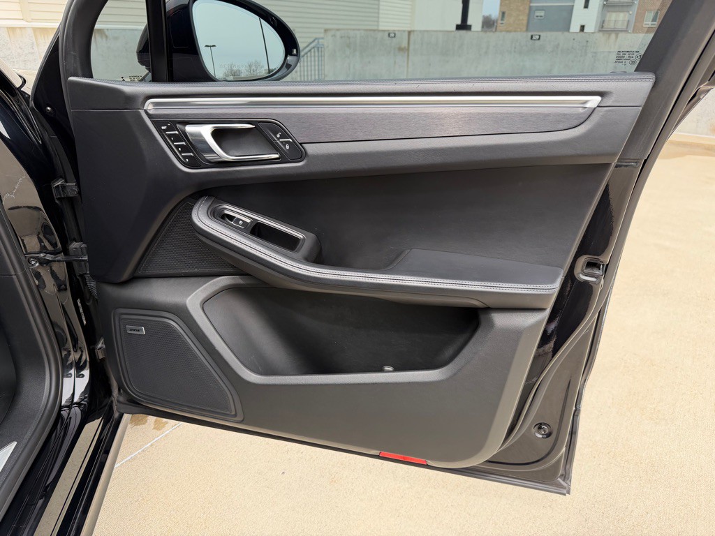 2017 Porsche Macan Image 30