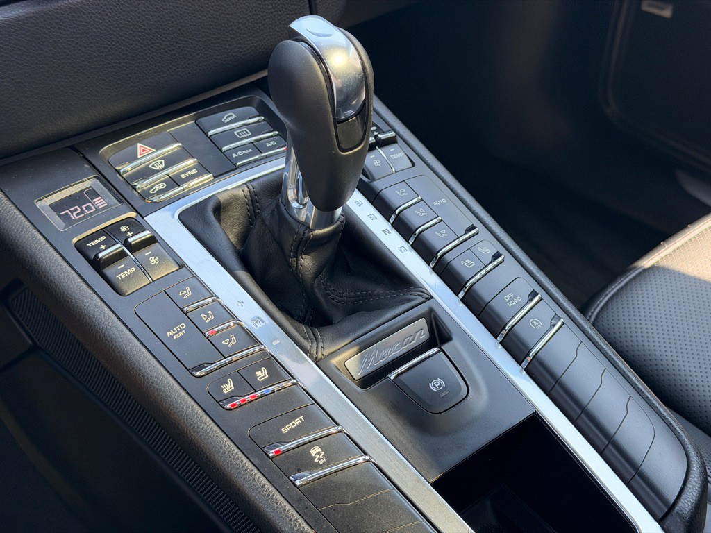 2015 Porsche Macan Image 15