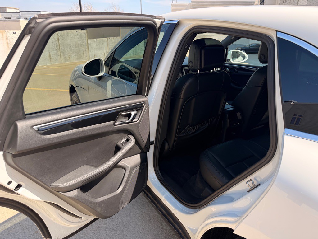 2015 Porsche Macan Image 16