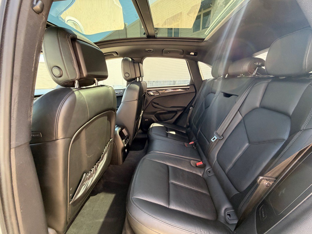 2015 Porsche Macan Image 17