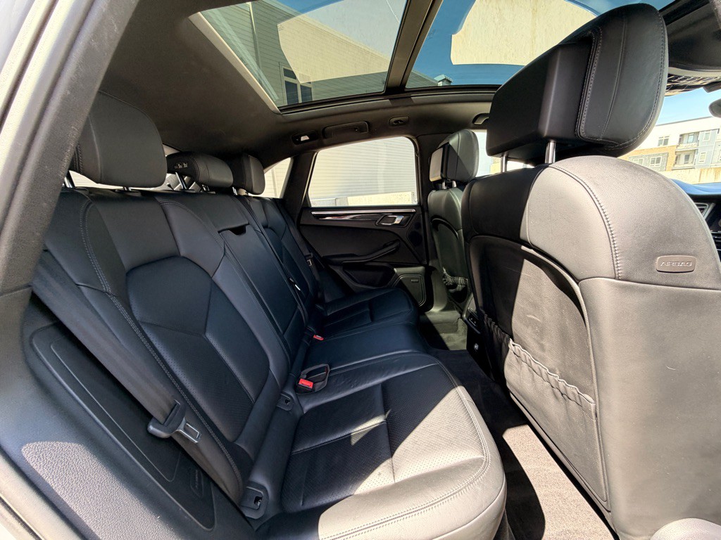 2015 Porsche Macan Image 20