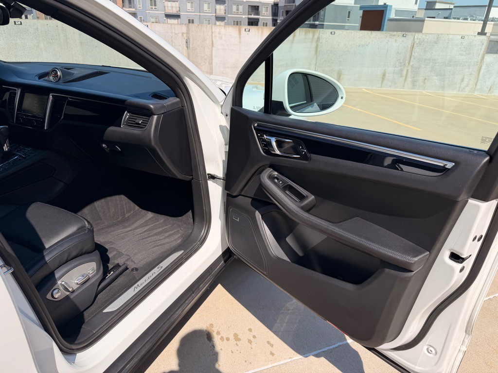 2015 Porsche Macan Image 21